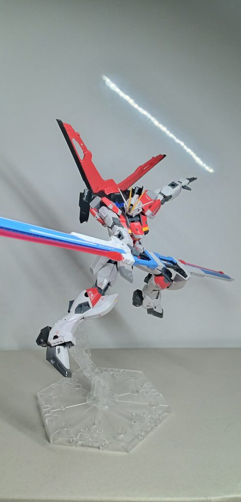 付属の対艦用ビームソードは連結させると大迫力ですね。