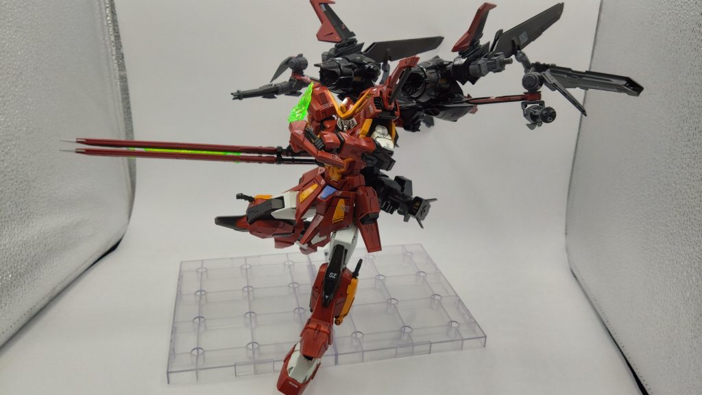 両翼部のガトリングとリニアガンはヴァレリが盗用・・ではなく開発した人工知能トリオシステムが多数のMS索敵・迎撃が可能