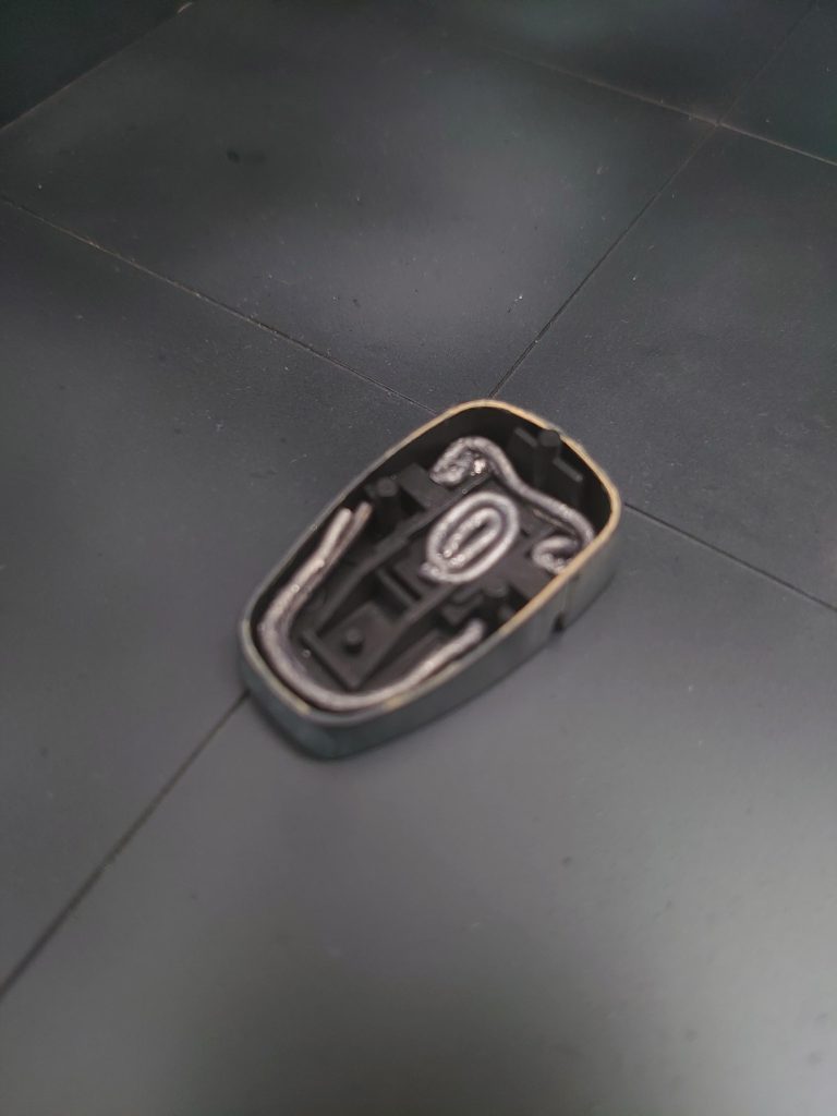 スリッパの中に釣り用の重りを入れて実際の重さも出してます。立たせた時の安定感も出るので一石二鳥です。