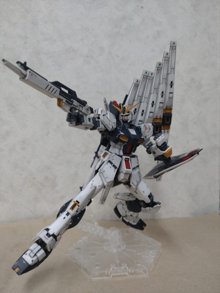 このポーズで隣に前回のサザビーとセットで飾ってます。