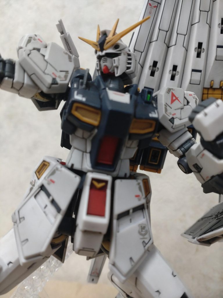 ハッキリとは見えませんが頭部と胸のカメラ等蛍光グリーンで何時ものビコーン仕上げです笑