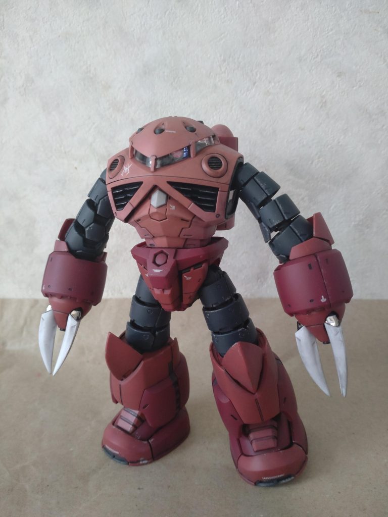 リアルステックデカール貼るのが嫌だったので、GDのジオンシリーズとスジボリ堂の水転写デカールから似たのを選んで貼り付け。