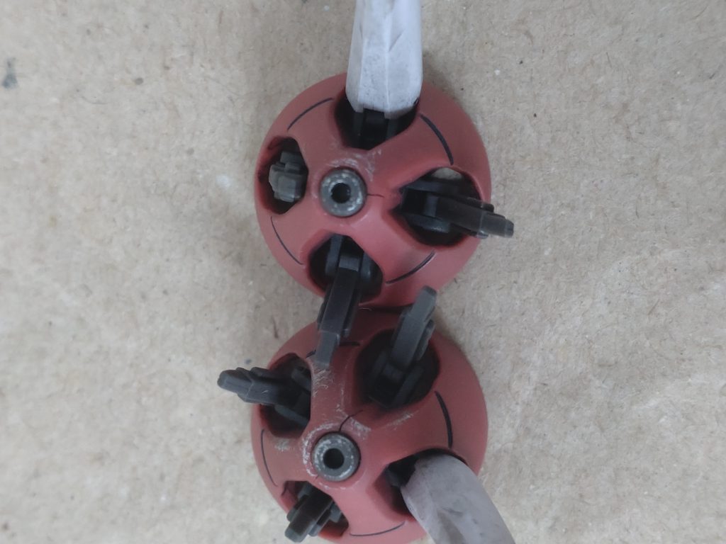 Mrウェザリングカラーが使いやすく愛用してるのですが今回使用してないクローの先端2箇所と臀部のパーツに亀裂発生💦