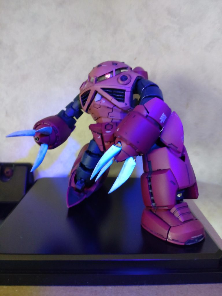 カメラのみ蛍光ピンクで塗装…コレ無塗装では無い？(zaku-kao4)