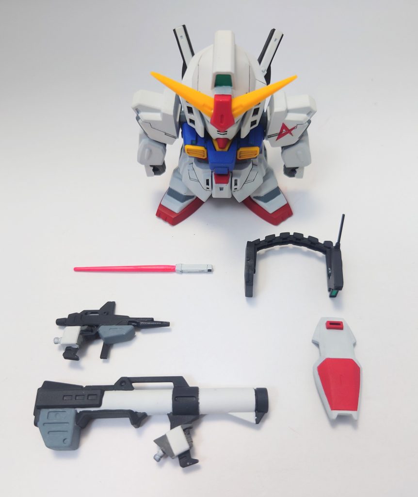 必要にして十分な装備品、スーパーガンダムの方はこれらが付いてないんだよなあ…。白…グランプリホワイト赤…モンザレッド青…インディブルー黒…ミッドナイトブルー灰…軍艦色1Eパックとバズーカ弾倉はライトグレー