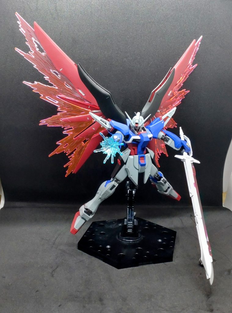 パルマフィオキーナを構えたポーズ。エフェクトパーツはまだ塗ってません。