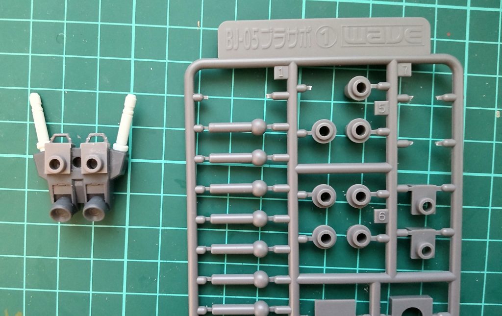 あとバックパックの改造にプラサポシリーズを使用。本来ジョイント作成用の部品ですが、こんな感じでディテールアップに使いました!ジャストフィット!肩や脚部にも一部使ってます〜