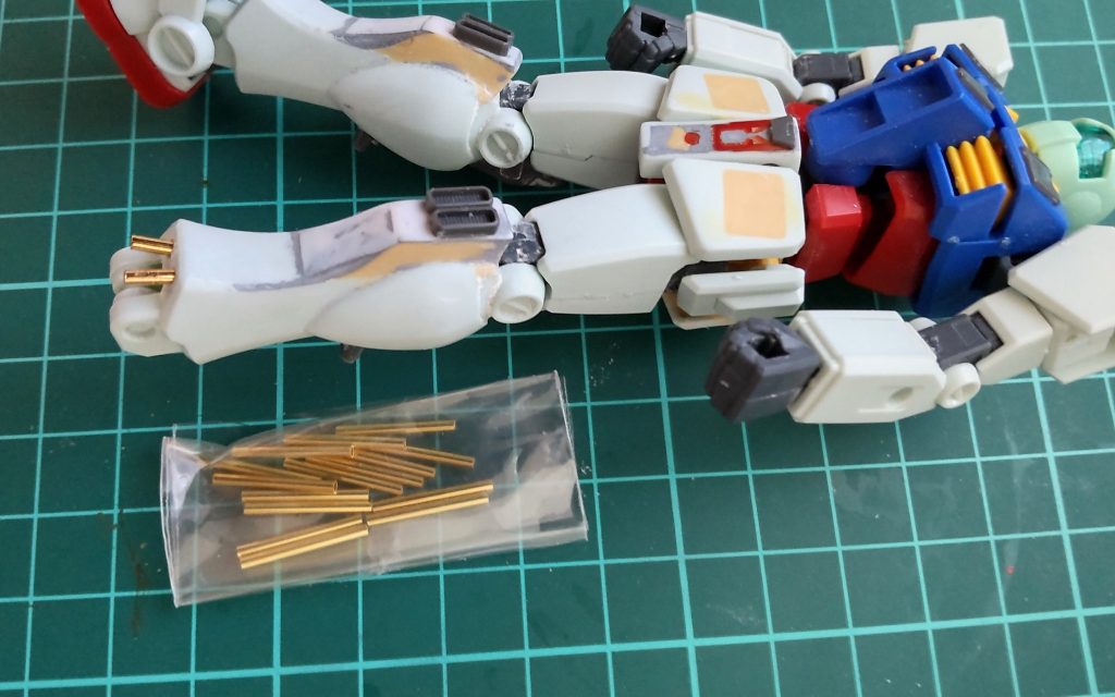 脚部の物足りなさは百均の手芸用の真鍮パイプを挿しました!百均も侮れません!ガンプラは自由だ〜!今回のジムはお手軽な改造ですので、ちょっとオリジナルに挑戦してみたいなという方には丁度よいかも知れません(^○^)次回は白熱!!MS戦闘シーンをお届けします!師との再会を果たすが、いまだ自分自身について自信が持てないチェスター。与えられた任務を遂行しながらもザビ家への疑念を抱き、見えざる所で動きだすトライバル隊。物語の歯車は加速しだす!MSはG-3ガンダム(追加オプション装備型)を紹介予定!また見てくれたら嬉しいです!(人∀・)タノム