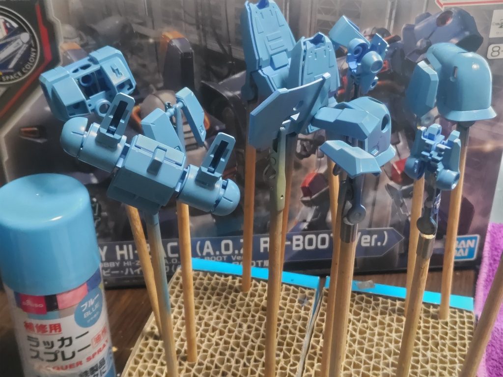 ダイソーのラッカースプレーを初めて使いました。色自体は良かったんですが下地処理をさぼったのでポロポロ剥がれます(zaku-kao3)