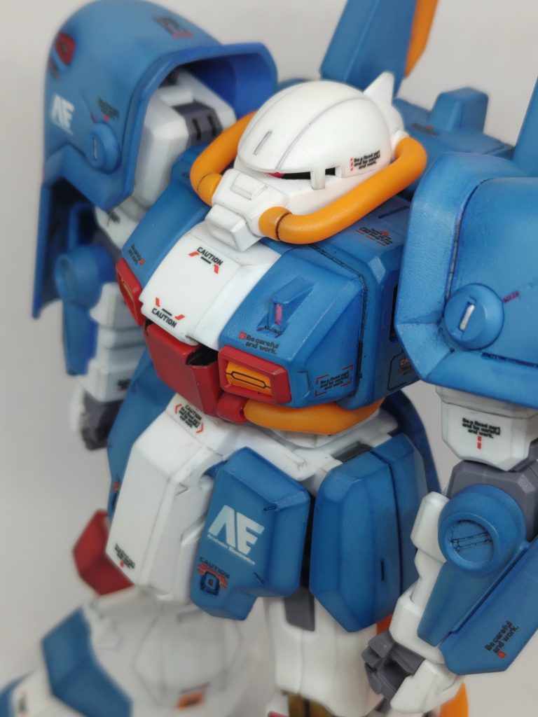 民間に払い下げられた機体とのことなので危なそうな場所にはクレームや訴訟対策でたくさんエクスプレッションデカールのコーションマークを貼っています。売主は多分アナハイムなんだろうと想像してAEのロゴを使いました(zaku-kao2)