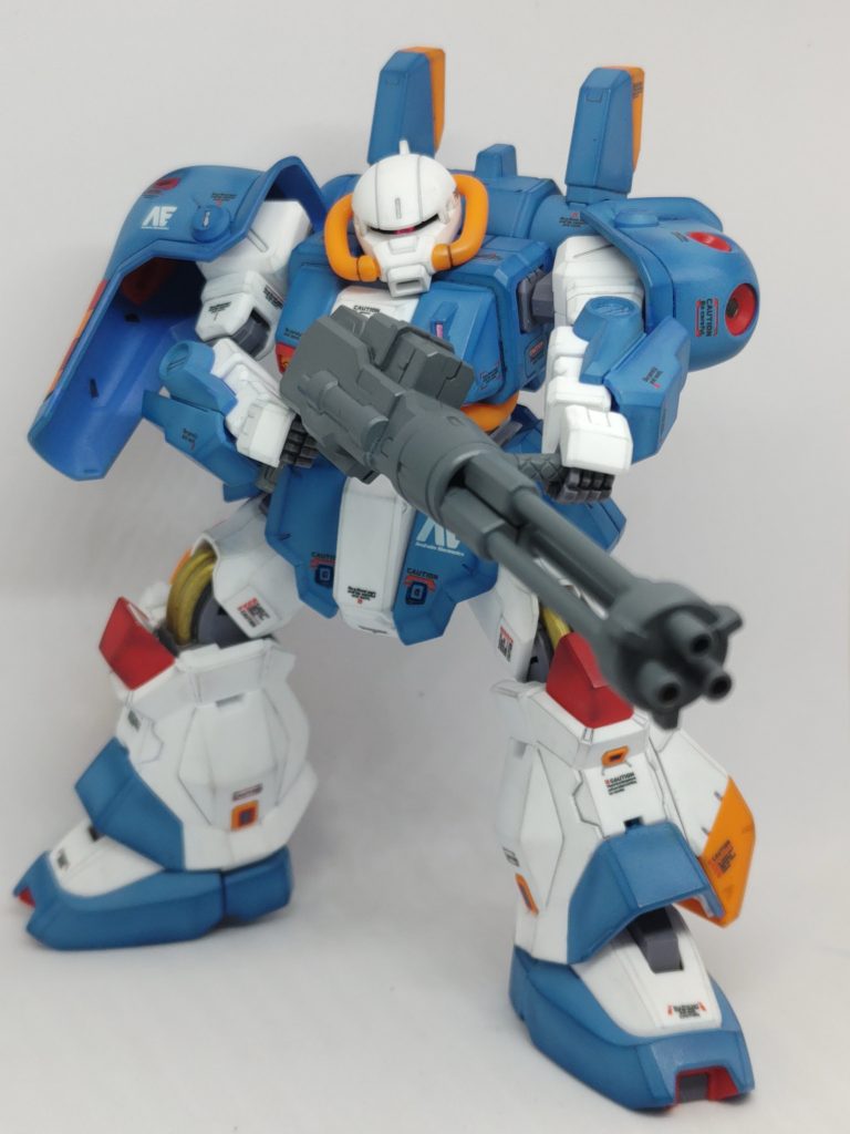 武器が無いとポージングがしにくいので一番くじでもらった適当な武器を。膝のケーブル?はゴールドで塗装。