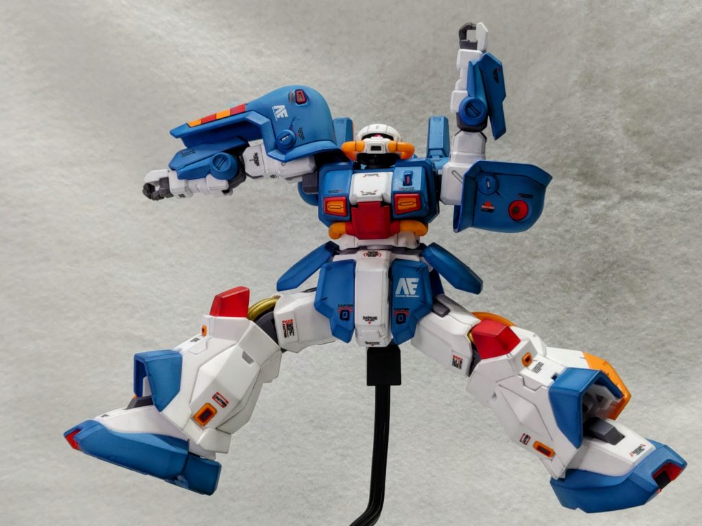 やっぱりこのポーズですよね(zaku-kao5)結構動くんですが、肩アーマーとバックパックが干渉しないように気をつけないとすぐキズがつきます。