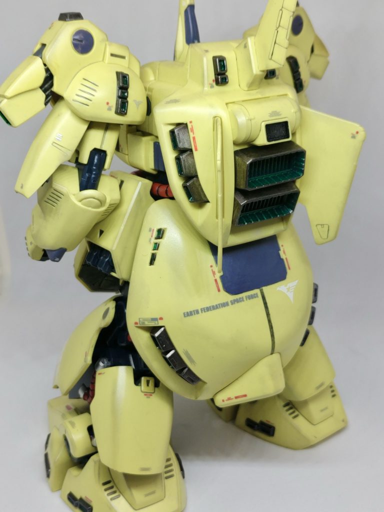 後頭部とリアアーマーの一部をグレーに変更。