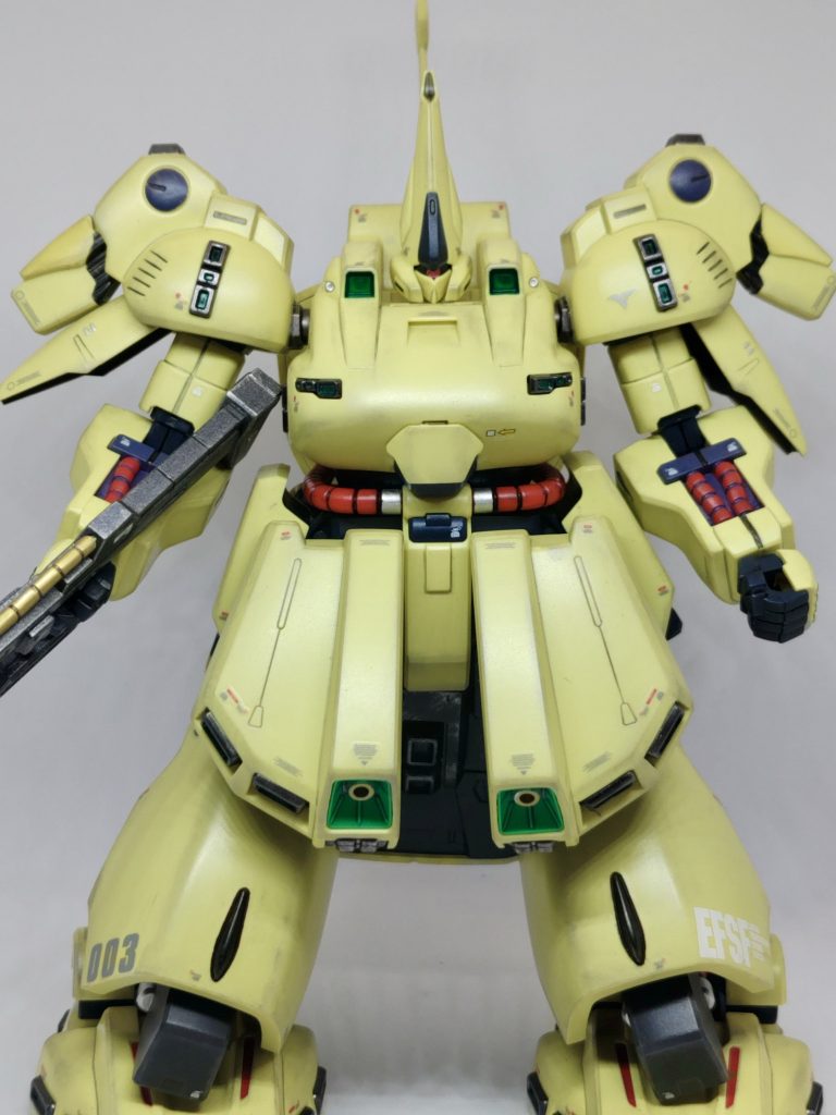 全身のバーニアはヘビーガンメタリックとメタリックグリーン。デカールはジ・O用はとんでもない価格で転売されてるので使わず家にあるもので適当に(zaku-kao9)シロッコってあんまりティターンズ感がないのでティターンズのマークは控えめに。肩の丸い所、腕のパイプの根元?、足首のアーマーをグレーに変更。