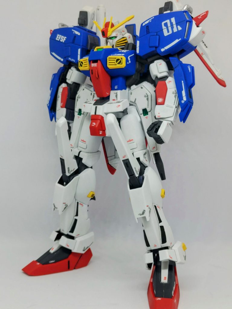 聞きしに勝る全身の合わせ目でしたが幸い白いパーツに合わせ目が多いのでキレイに消えてくれました。肩アーマー、脇腹、腰部ビームキャノンは段落ち化。でもスタイル自体はとてもカッコいいキットです(gundam-kao3)