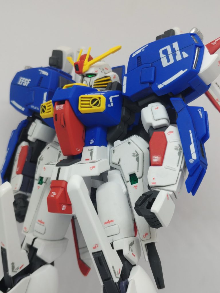 肩の01は付属のマーキングシールの余白をギリギリまで切り取り、上下に分割して貼りました。トップコートのおかげでほぼ違和感なくなりました(zaku-kao2)