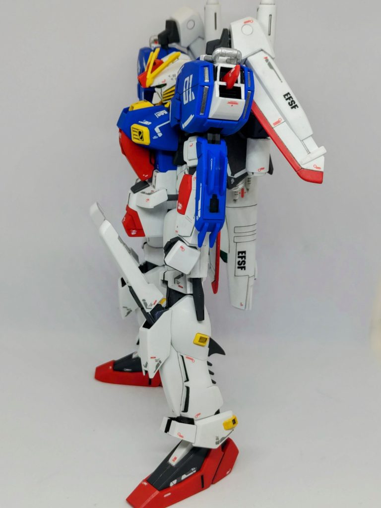 部分塗装箇所はほとんどのグレー部、ウイングの赤、踵と頬のイエロー、頭部アンテナの赤、各部メタリックグリーン、肩上のシルバー。スマートガンとバックパックをガンメタルで全塗装、バーニアはシルバーとゴールド。結局ほとんど塗ってますね(zaku-kao9)