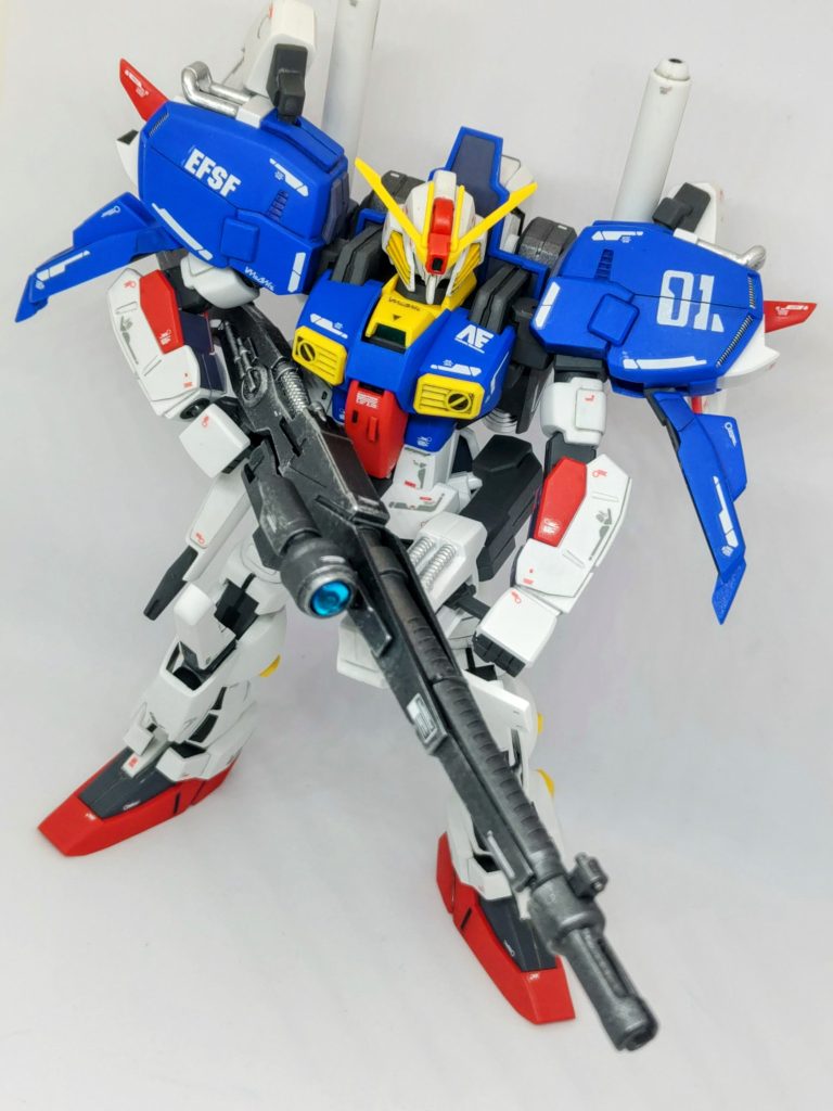 可動は全然ダメです(gundam-kao5)腰が回らないのが致命的ですね。干渉も多くこの撮影中にもデカール削れちゃいました(gundam-kao9)ビームスマートガンのセンサーはHアイズ+ラピーテープ。