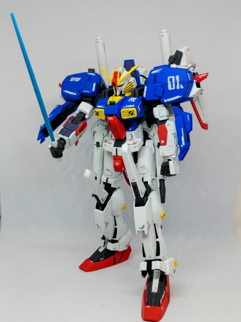 あまりに動かないので割り切って旧キット風ポーズ。もはやHGUCというより新し目の旧キットという感じです。