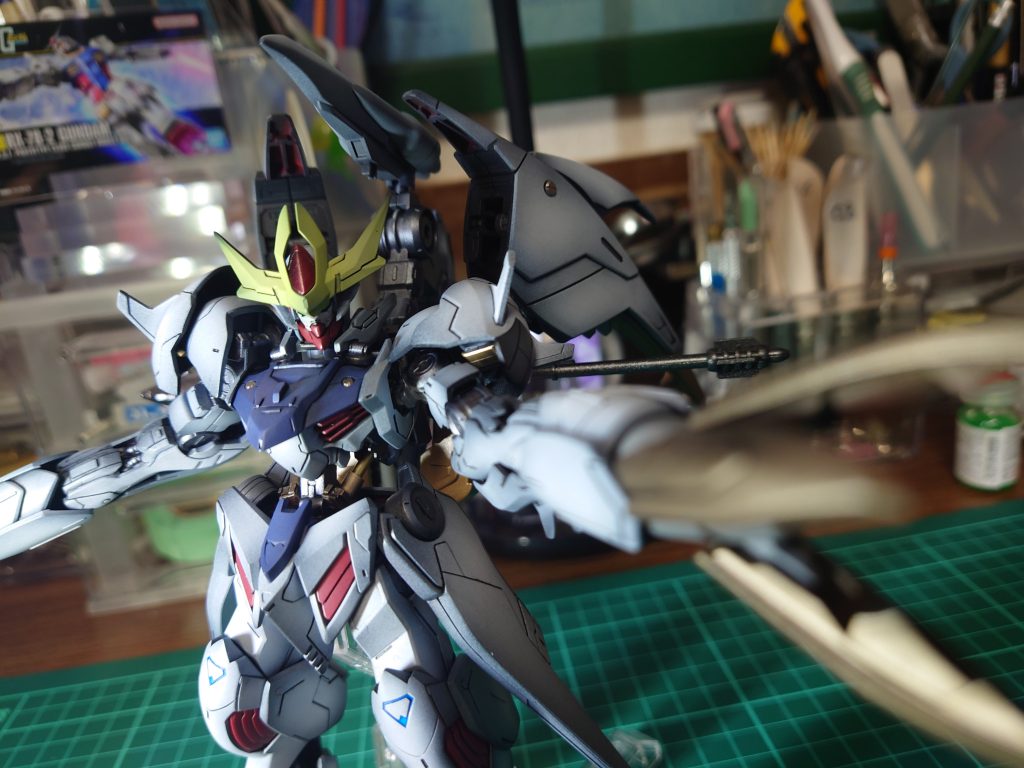 腕はスジ彫りとプラバンを追加しています