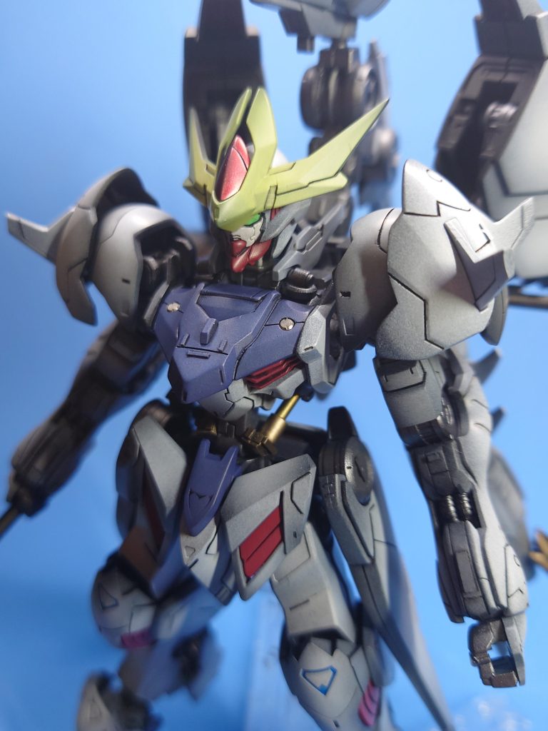 メタルパーツを胸に、お腹のガンダムフレームのシリンダーを自作してみました。