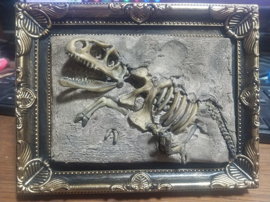 ご先祖様のパネルは、セリアで買った#大発見恐竜化石コレクション と写真フレーム、紙粘土で恐竜化石プレートを作成🦖材料費330円と塗装セット。