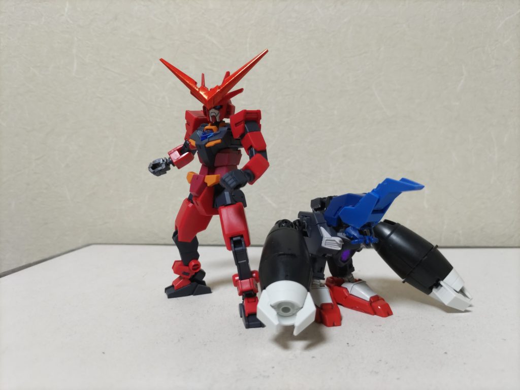 シャウトコアガンダムと比較合体機能の為に小さくなっている