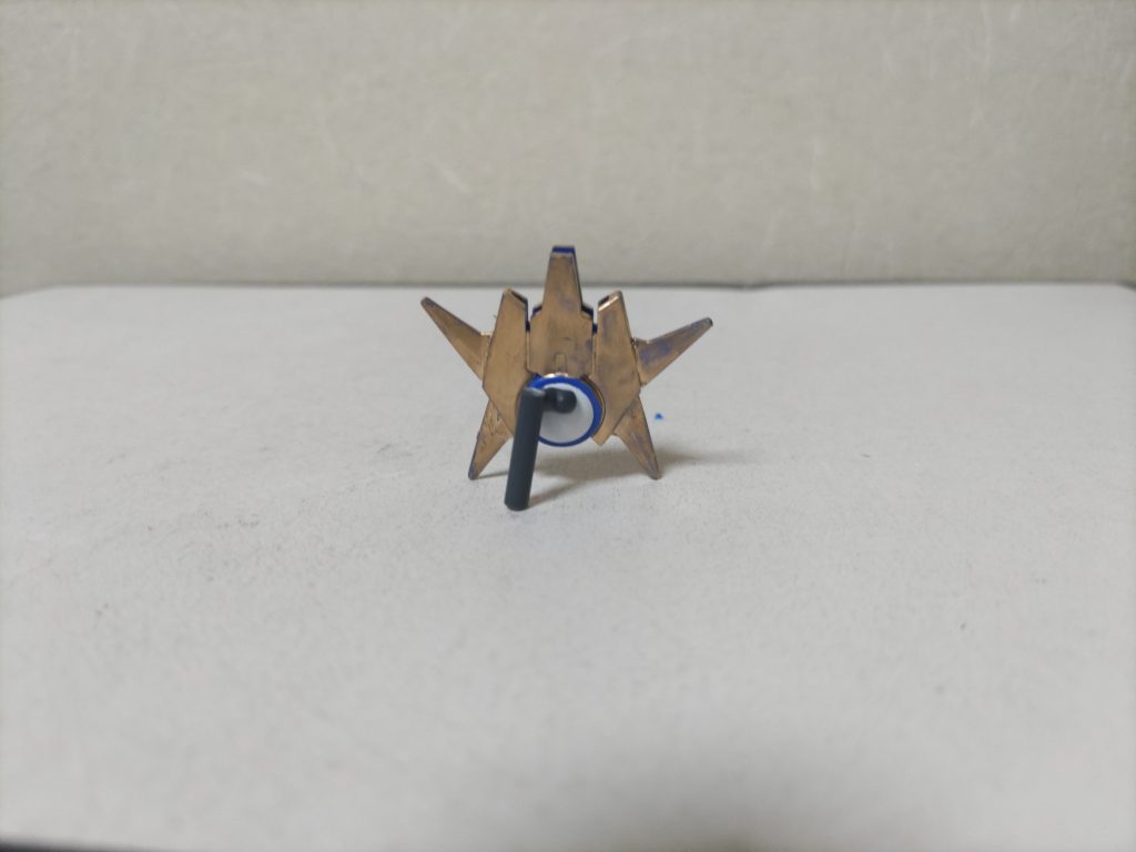 背中の支え棒は前面の口パーツと交換すると…