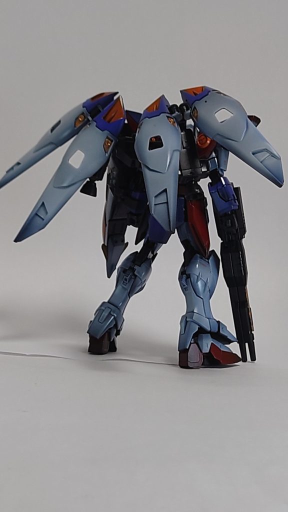正面、背面から背部のウイングを展開すると結構存在感のある感じになるキットで、めちゃカッコイイです。自分の作品のホワイト、全体的に暗いなーって思っていたので今回は試しにホワイトを塗装した上からクリアホワイトを吹いてみました。気持ち明るくなったかも?って思いますがどうでしょうか……