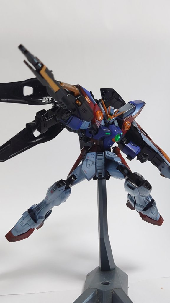 バスターライフルを構えて。二丁のライフルの合体ギミックは中々楽しいです。合体した時も重さに腕が負けることもないのでポーズはキッチリ取れていい感じです。