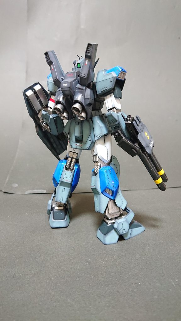 スジ彫りは控え目に。