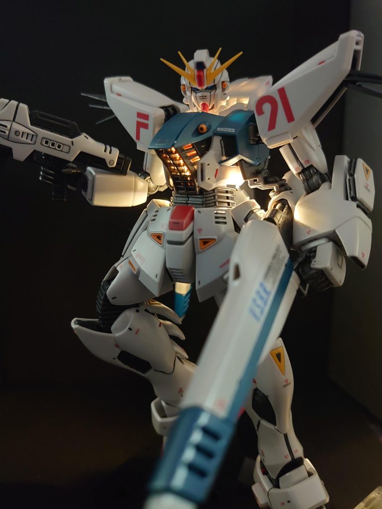 発光ギミックは100均で購入したイルミネーションライトを加工して組み込みました。