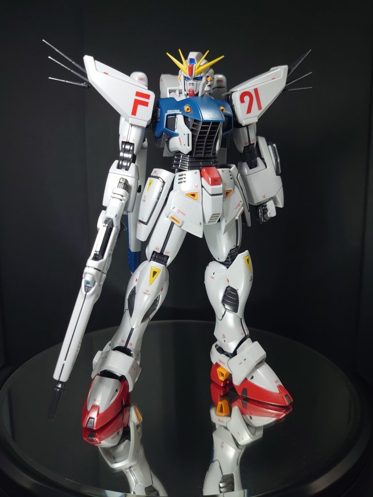 さすがver2.0だけあって、部分塗装すらほぼ必要なしの完成度の高いキットとなっています。全体に光沢トップコートにシャインシルバーを調合したものを吹いて金属感を出しています。