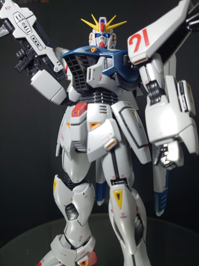 初めてレッドポイントに挑戦しましたが、付属のデカールの赤が多いためあまり目立ちませんね。メインカメラ等に100均のホロシールを貼ってディテールアップしています。