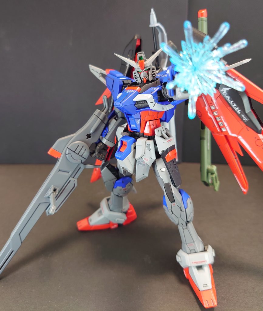 HGデスティニーガンダムから、パルマフィオキーナ掌部ビーム砲エフェクトを拝借して、RGのハンドパールを加工して装着しました。さらに、ゲルググメナースからレールガンを拝借して装備、噂どおりレールガンが大きいですね久々のRG&全塗装だったため完成まで時間がかかりました。その分、大満足の出来栄えとなりました。最後までご覧頂きありがとうざいました。