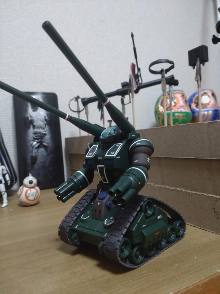 リアルタイプガンタンクって売ってないんですね。ですので茶色のサーフェイサー吹いて水性ホビーカラーで筆塗りしました。茶色はサフをそのまま活かしました。ポイントカラーのティターンズブルー、結構気に入ってます。ラインはビニールテープです。。。