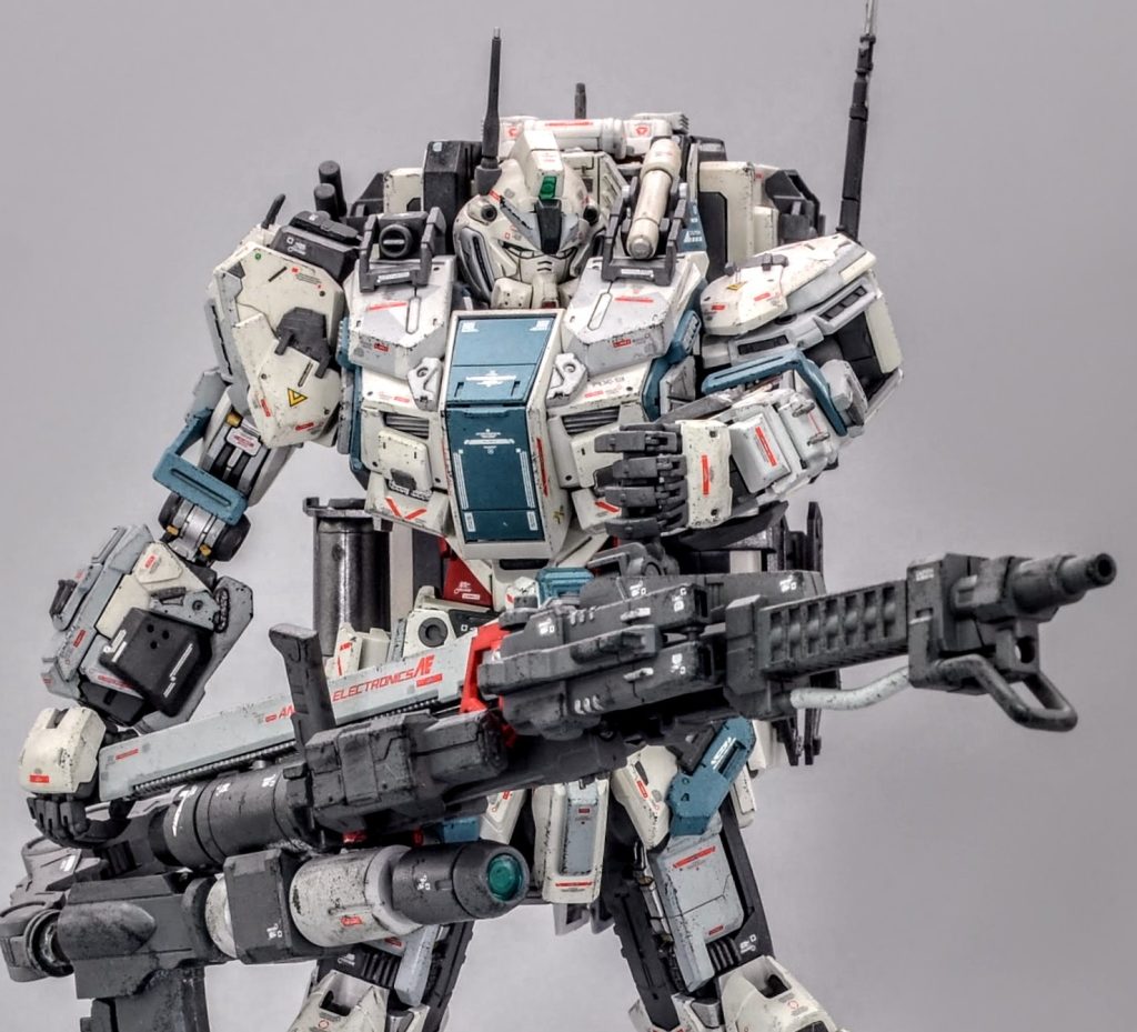 定番の後端グリップを使って両手で構えることが可能です