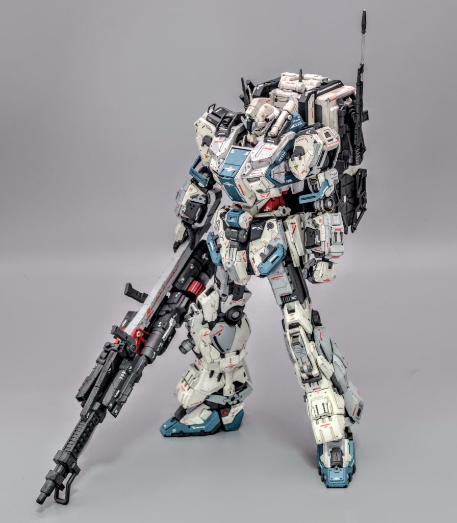 胸部アーマーは右肩部にサーチライト、左肩部はビームサーベルのマウントホルダーを装着、股間部は対人火器を装備しています