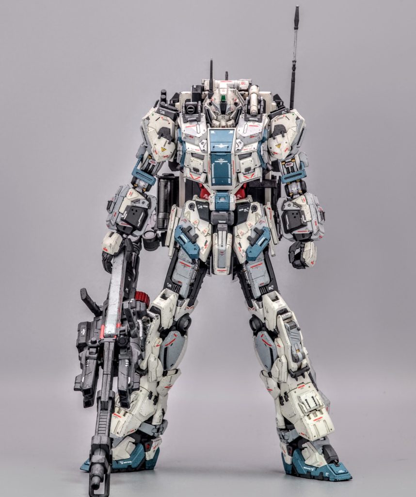 コクピット周りや二の腕、太ももなど装甲が薄い場所を重点的に強化しています