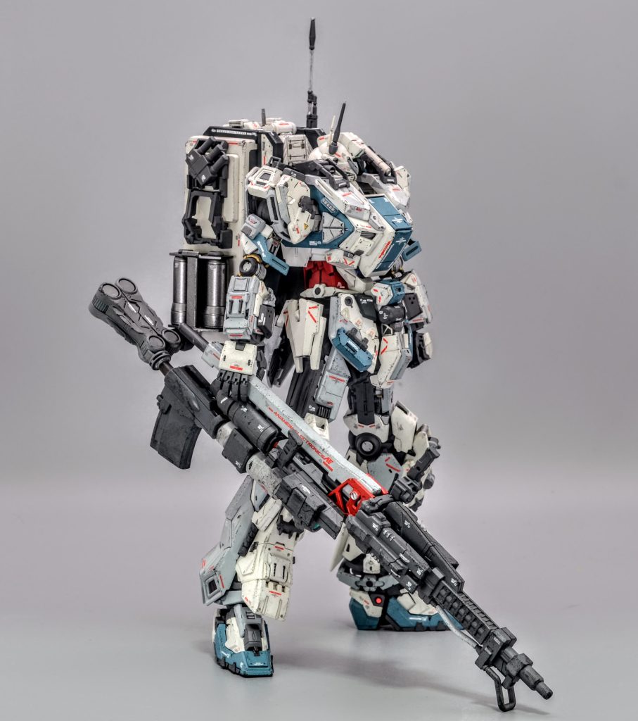 ナラティブの素体にMGアレックスのチョバムアーマーやEz-8の外装を組み込み、「痩せっぽち」から「マッチョ」な体型を目指してミキシングしました