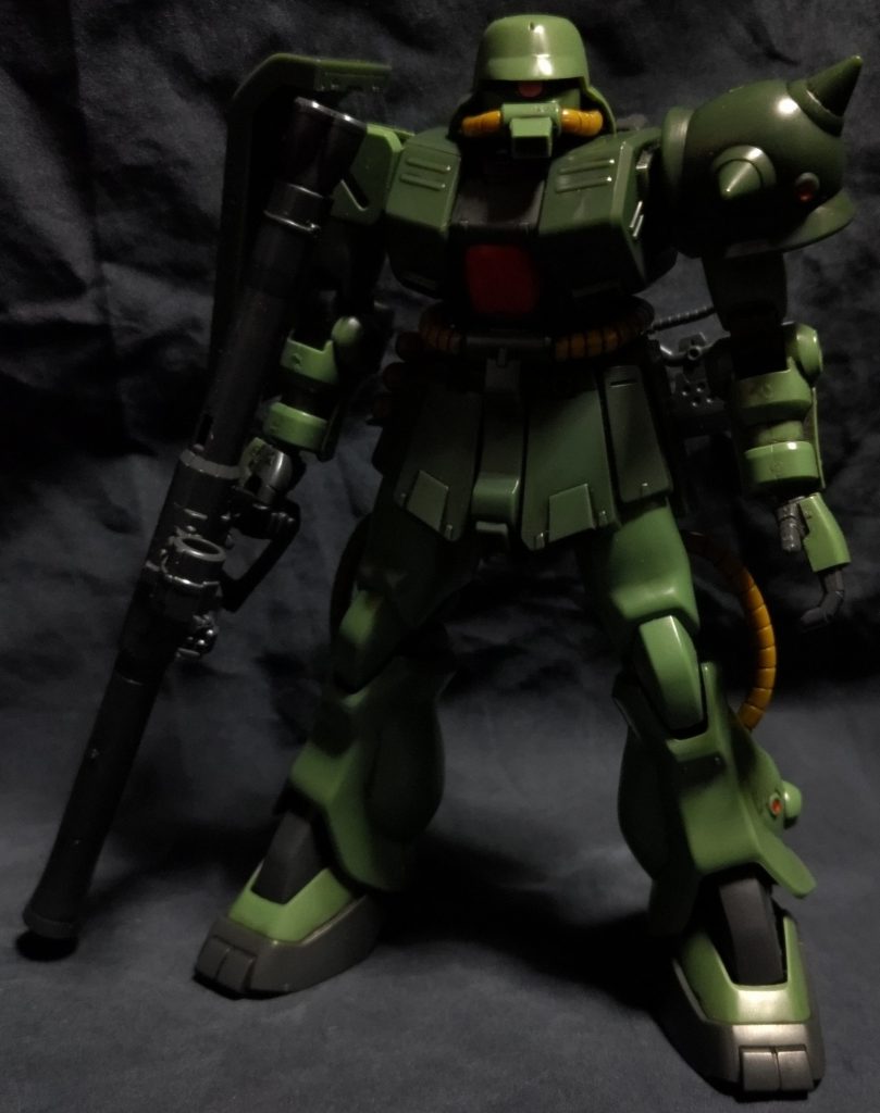 ザクバズーカを持って。ザクバズーカは、ユニコーンVer.は付属していますが、通常のHGUCザクⅡ改には付属していません。