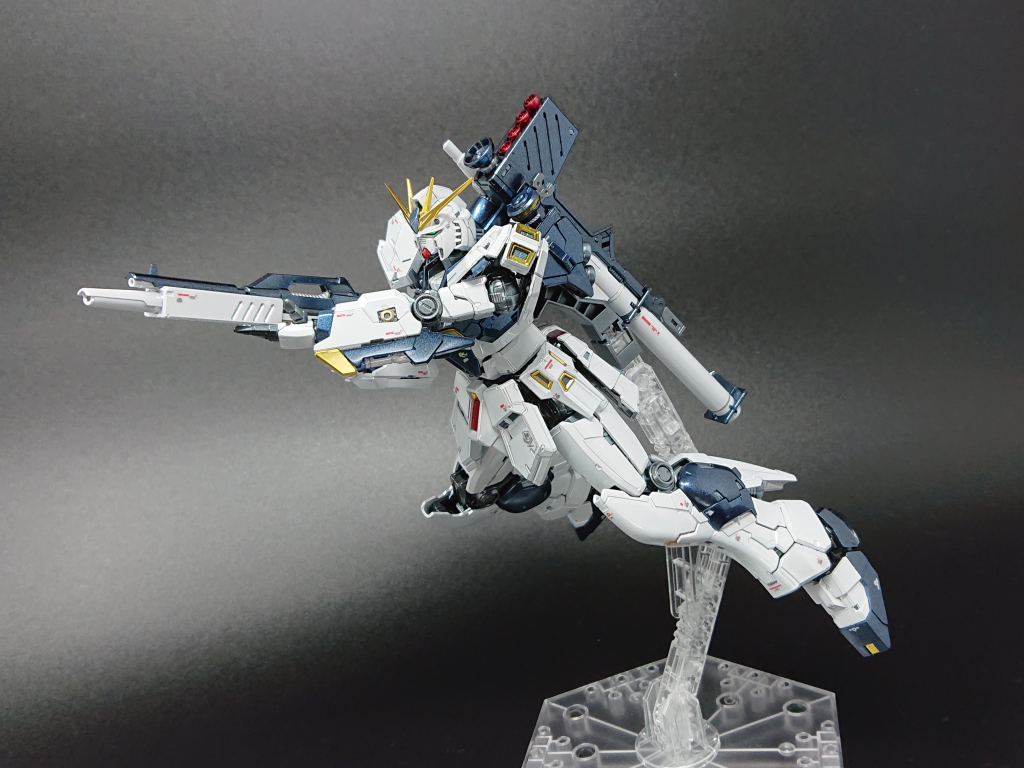 ビームライフルを両手で構えるのは少し難しいです。