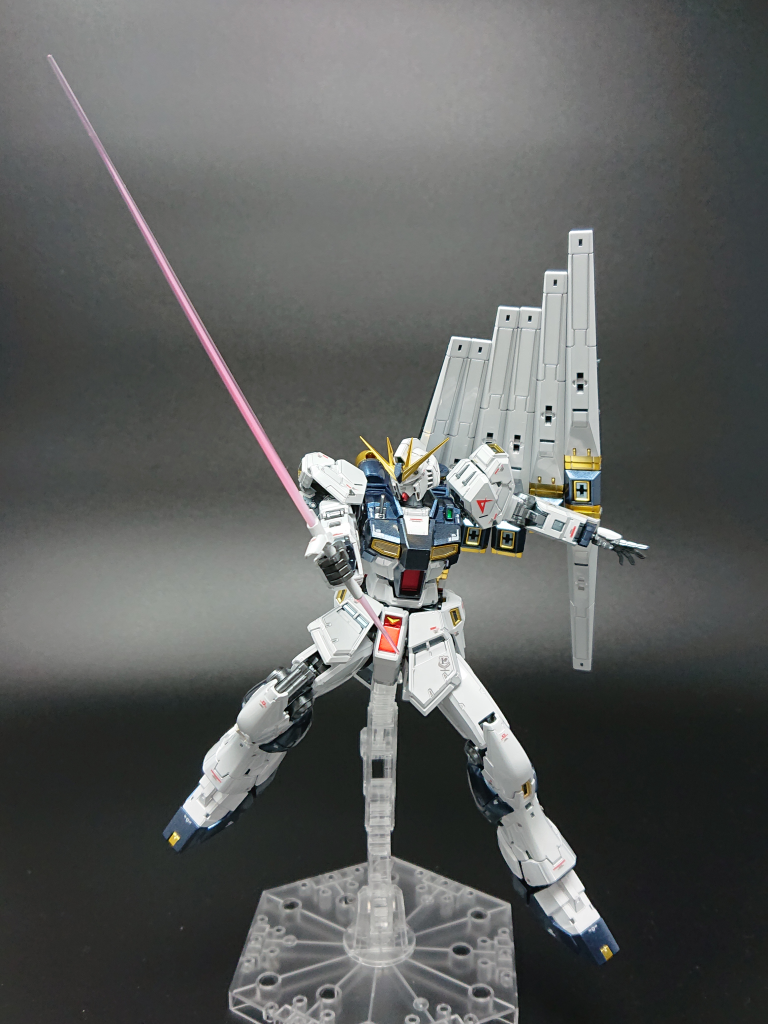 ビームサーベルは根元を白で塗装しています。