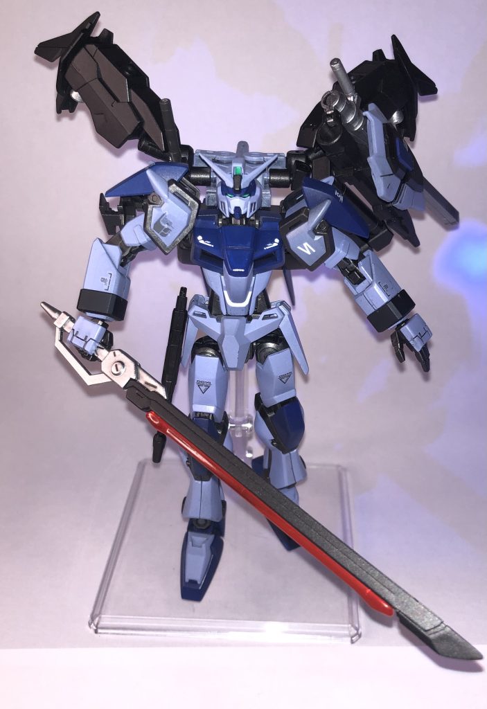 可動範囲が広いので対艦刀を持たせたポーズもしっかり決まります。