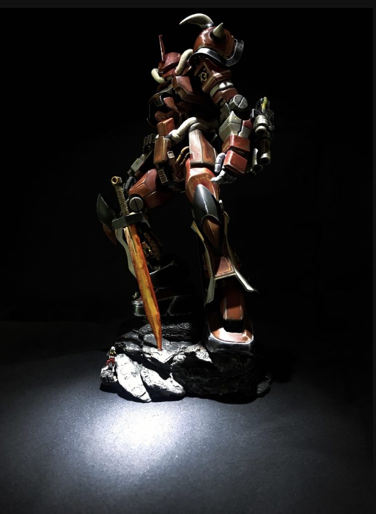 少し煽り気味でシャアのスラッとしたスタイルにみせる様なアングルです。モノアイをいれていないのは、仮面で素顔を隠してシャアアズナブルになっているキャスバルを表現しています。自分好みの怒り肩にしてあります又、キャスバルガンダムの様に装甲を外したり、抜いたりして軽量化してあります。当たらなければどうと言う事はないので。