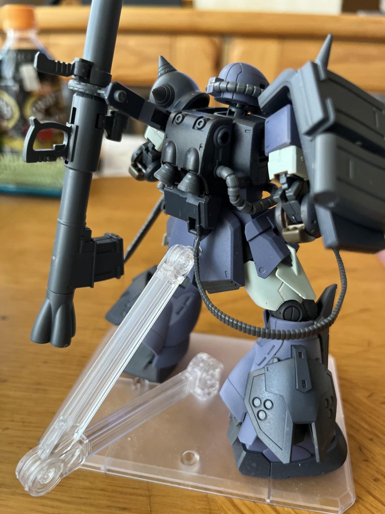 後ろオリジン版シャアザクIのベルト給弾式マシンガンを持たせてみた。