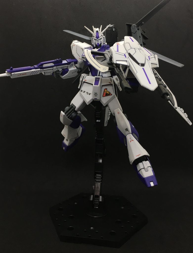 使用したのはガンプラバトルアームアームズ、パワードアームズパワーダー、ボールデンアームアームズの3種で武装も当然使用しています。 通常のシールドに代わりアームアームズのシールド、アックス、ソードライフルを装備します。シールド装着時にはライフルモード時の銃口が前方を向くように装着します。重すぎて肩のボールジョイントが負けました。