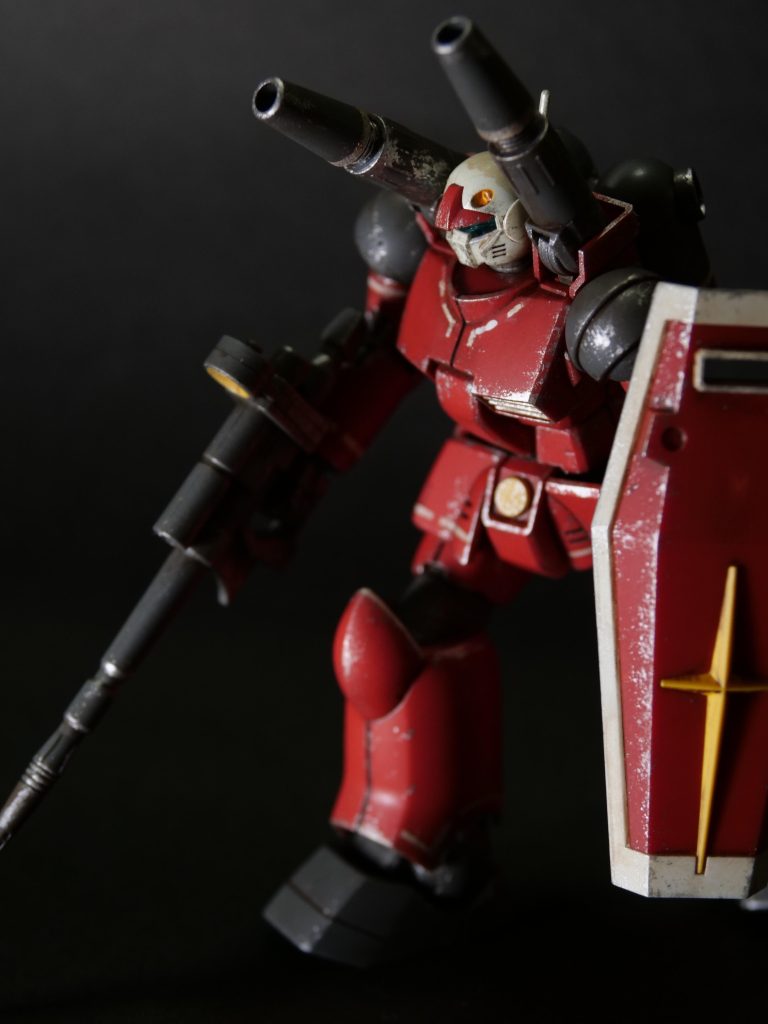 やはりガンキャノンにはシブい赤が映えます。黒ホリに沈まないようウェザリングは茶色系で。黒だと鈍重で宇宙のチリ汚れ感が出ますが。