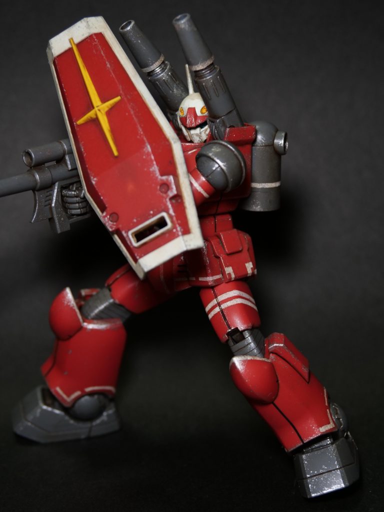 EGガンダムのシールドを改造し、腕部にはめ込む形状のマウントを自作し、装備できるようにだいぶ前の自分がしてくれてます。プラ板をライターで炙って形を整えて作ったのかな。重装甲×盾、大好きです。