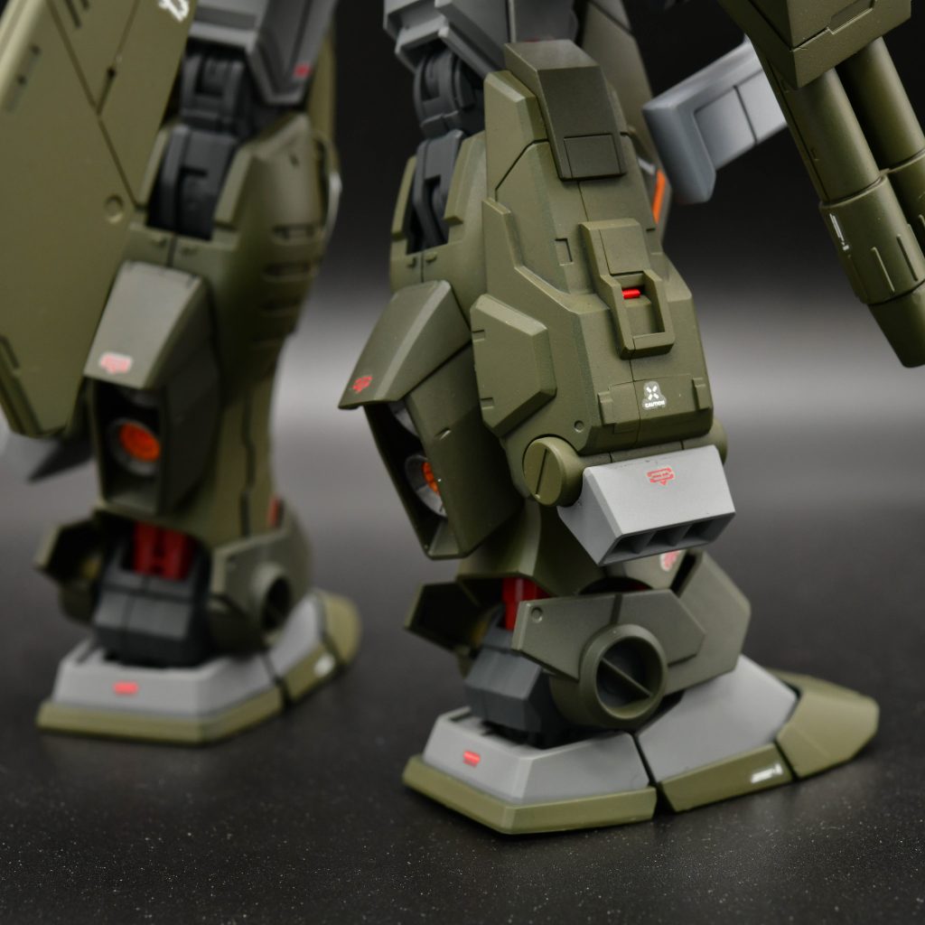 足首のシリンダーはレッドで塗り分け。